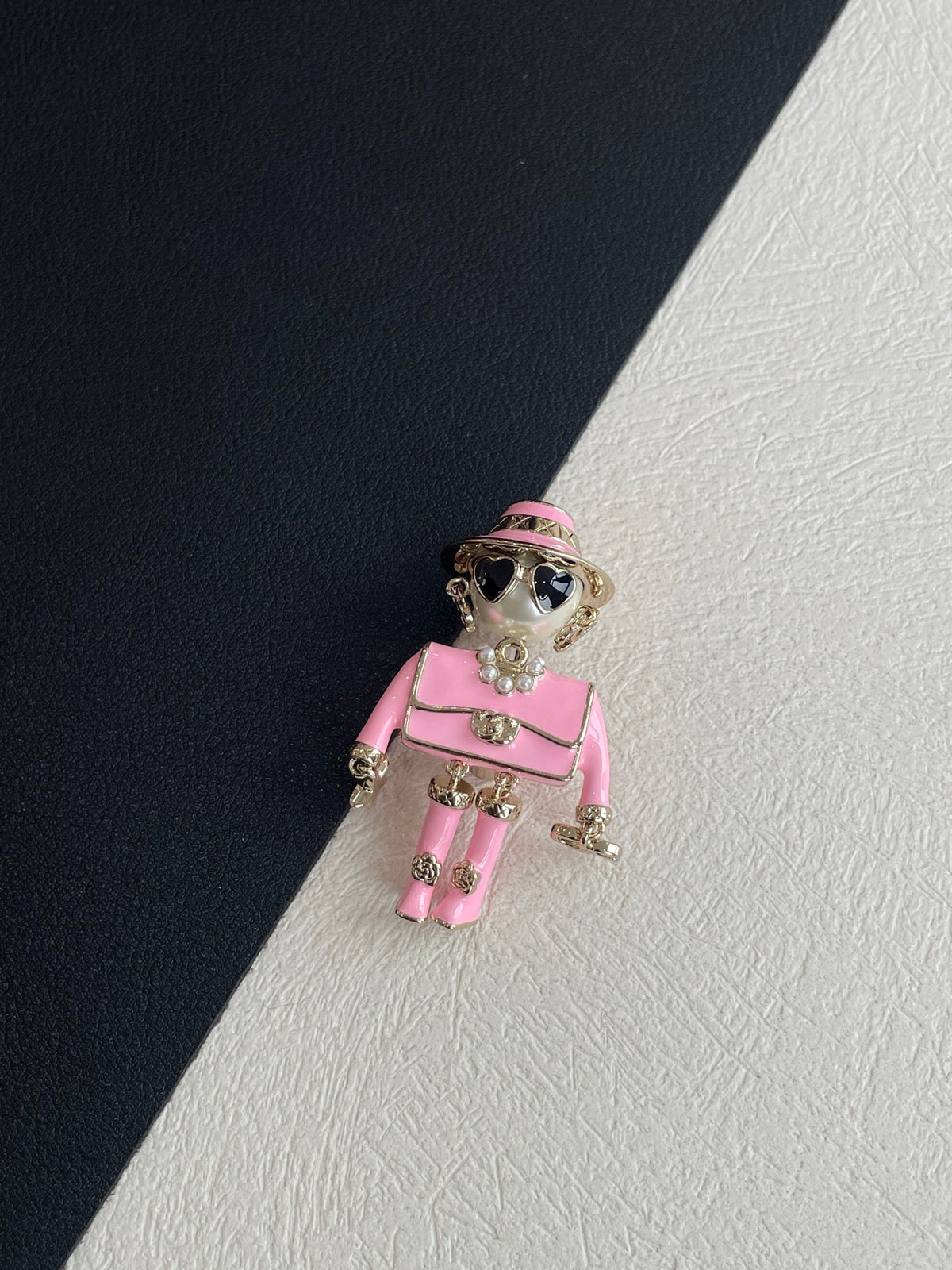 Chanel Men's And Women's Classic Fashion Robot With Hat And Heart Shaped Sunglasses Design Robot Brooch Jewelry Accessories #79467