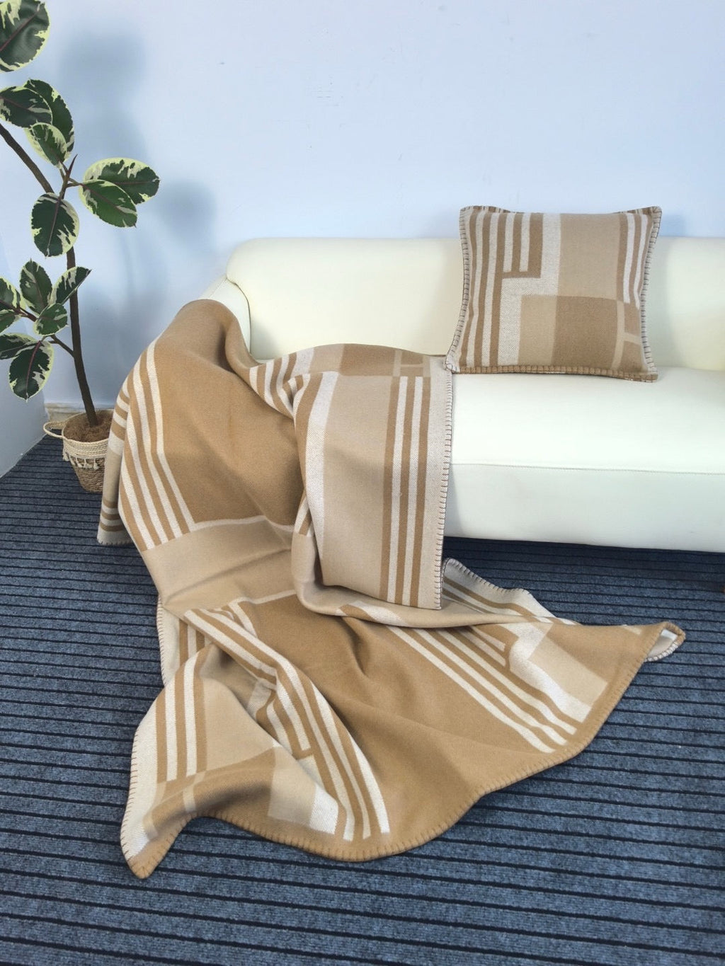 H Deco Blanket