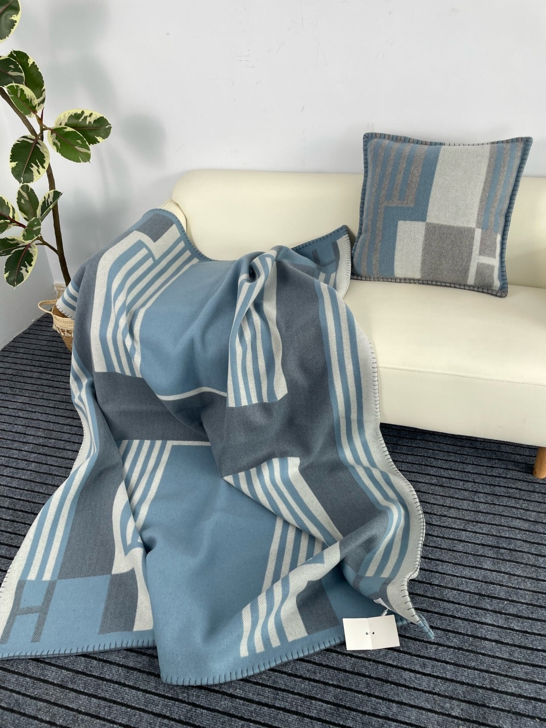 H Deco Blanket