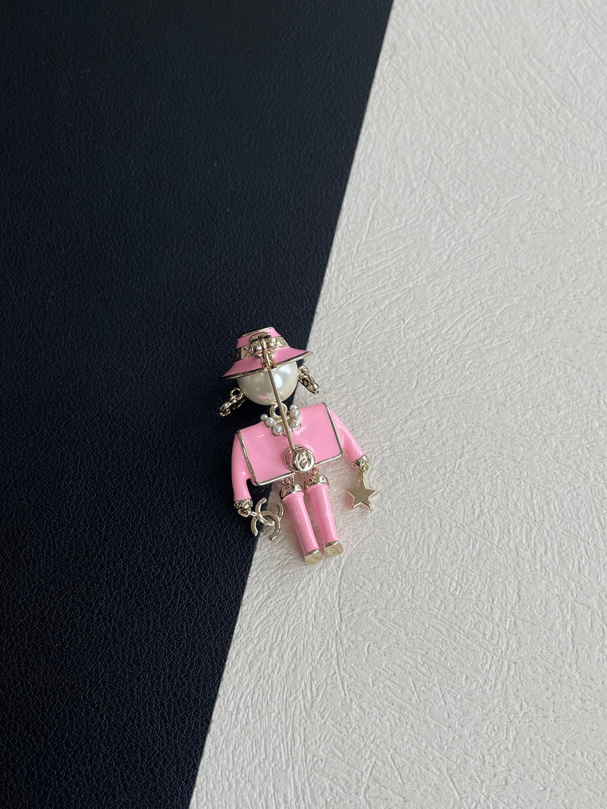 Chanel Men's And Women's Classic Fashion Robot With Hat And Heart Shaped Sunglasses Design Robot Brooch Jewelry Accessories #79467