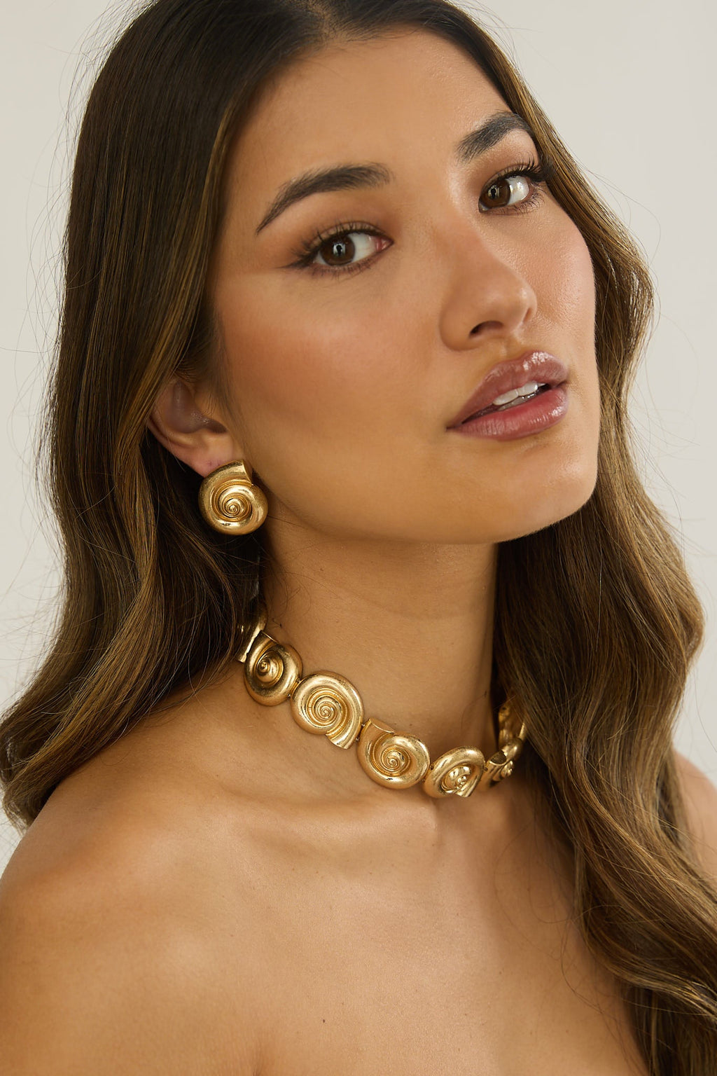 Noxelle Spiral Shell Earrings Gold